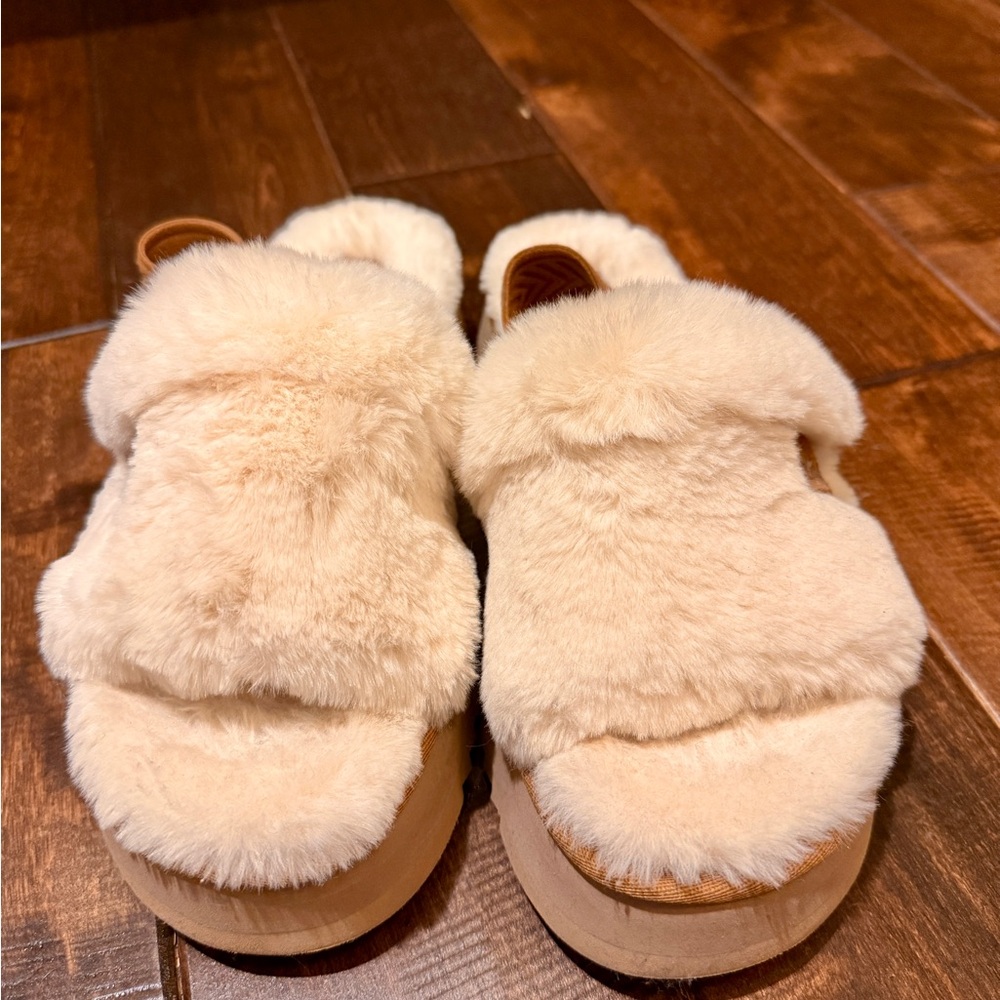 Koolaburra by UGG Cream Fuzzy Slippers SIZE 9